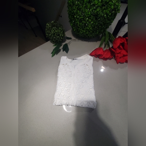 ON S'EN FOU DES GARÇONS Jolie veste estivale blanche, motifs étoilés en découpe - Picture 5 of 5